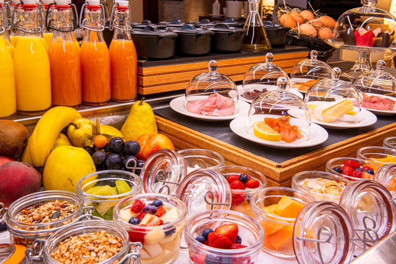 Hotel Les Armures Cenevre Dış mekan fotoğraf A breakfast buffet