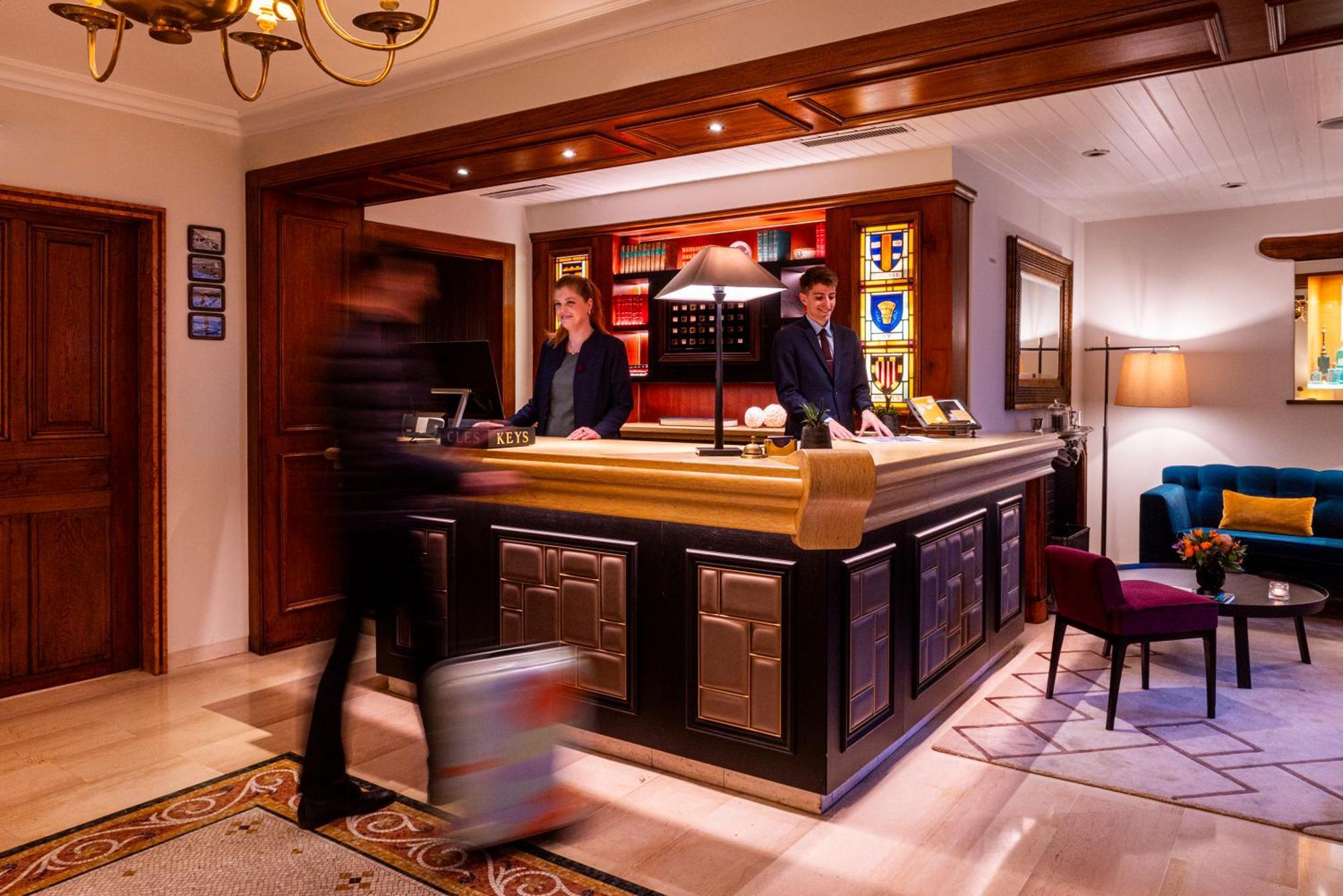 Hotel Les Armures Cenevre Dış mekan fotoğraf The Concierge Desk at the InterContinental London Park Lane