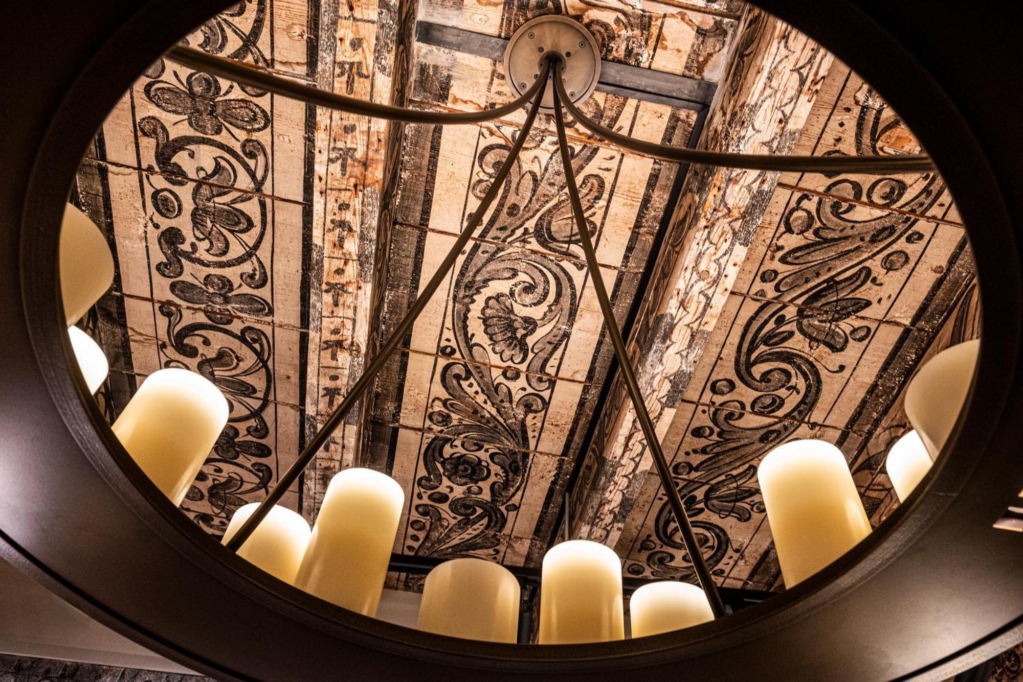 Hotel Les Armures Cenevre Dış mekan fotoğraf The ceiling of the staircase